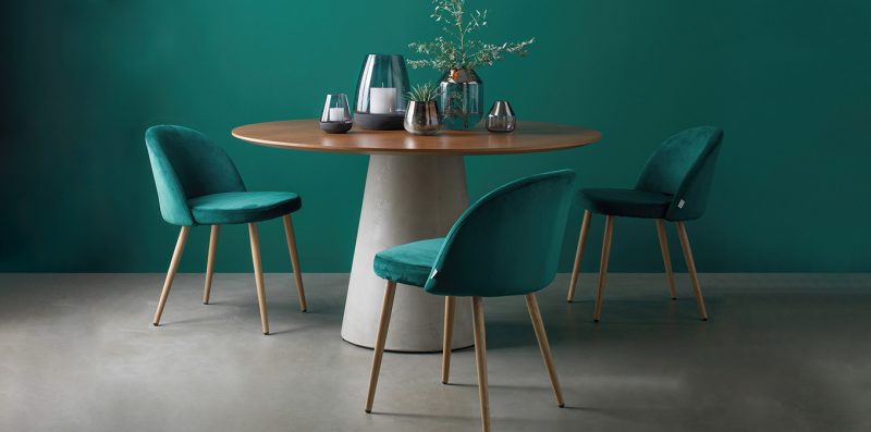 A mesa redonda com base central ajuda a distribuir as cadeiras ao redor