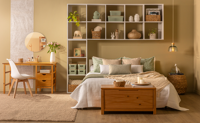sapateira pequena para quarto no pé da cama em um modelo de madeira para ajudar a deixar o ambiente otimizado e organizado.