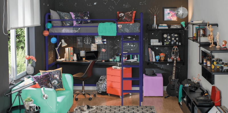 quarto teen com beliche e decoração estrelar