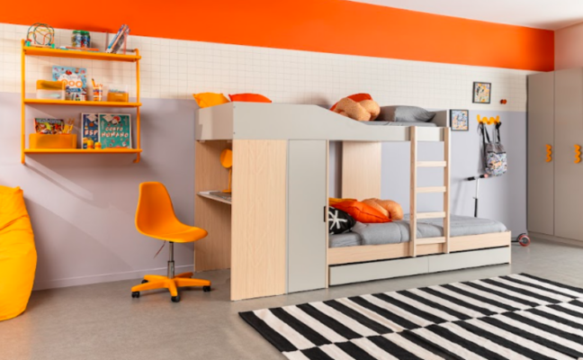 decoração para adolescentes no quarto com beliche, tapete, escrivaninha, cadeira, prateleira e puffe