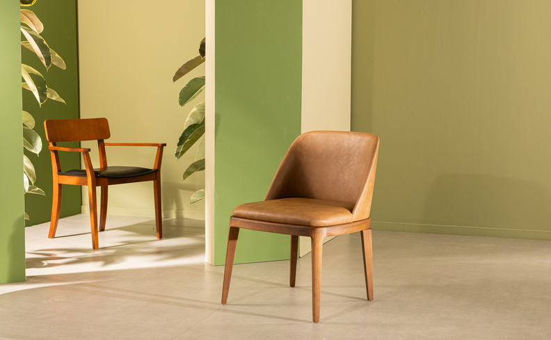 cadeira black friday em um ambiente com duas cadeiras, uma com e outra sem braço, de madeira e estofadas.