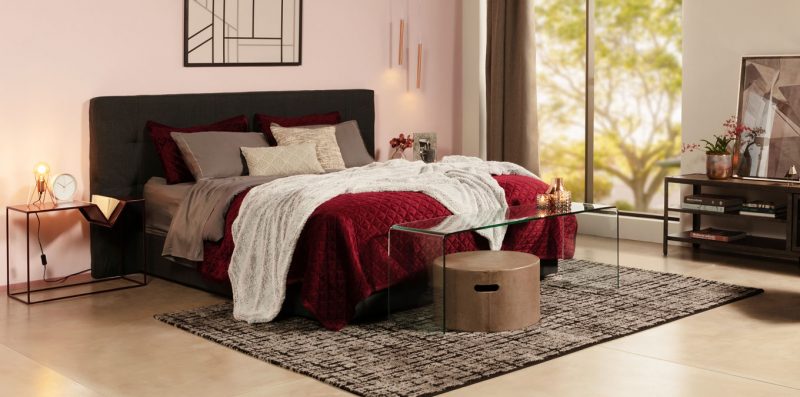 dicas para fazer uma decoração romântica no quarto do casal, com roupa de cama vermelha, flores e itens para deixar o cômodo aconchegante