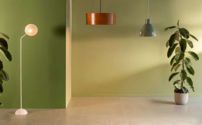 diversos tipos de iluminação com luminária de chão, lustres e pendentes em um ambiente