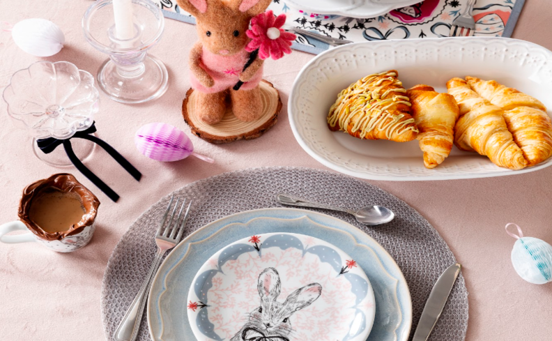 coelho de páscoa decorativo na mesa posta, aparecendo em um coelho de pelúcia e também no prato de sobremesa para enfeitar a mesa posta