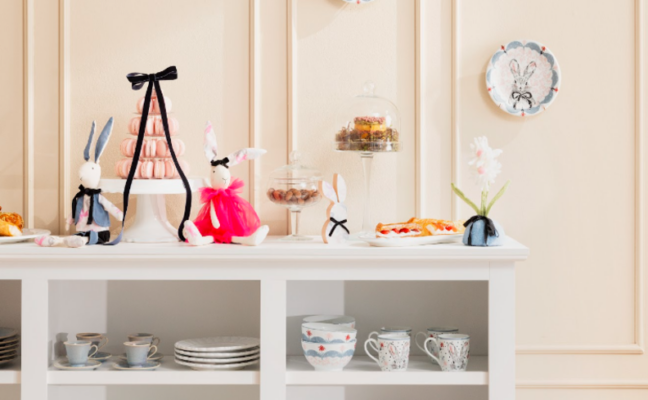 decoração de páscoa para casa com coelhos de pelúcia, adornos e receitas para aproveitar nessa data