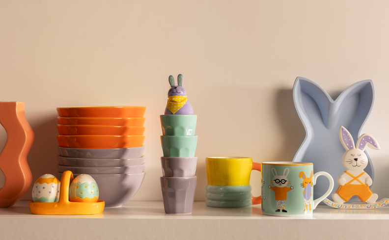 ovos de páscoa decoração na cozinha com diversos itens como copos, canecas, tigelas e muito mais