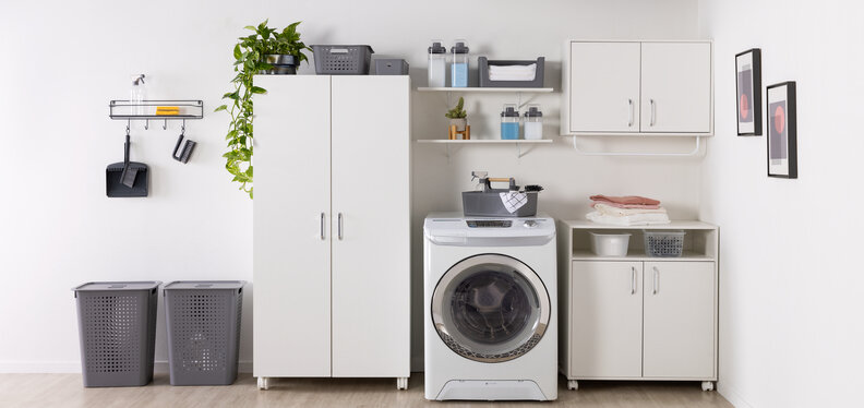 dicas para saber como organizar lavanderia com armários, organizadores e itens decorativos para complementar o ambiente.