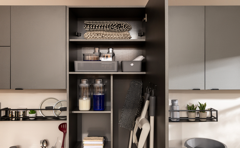 armário com organizador de lavanderia como caixas e recipientes para colocar os produtos de limpeza e deixar tudo prático para a rotina.