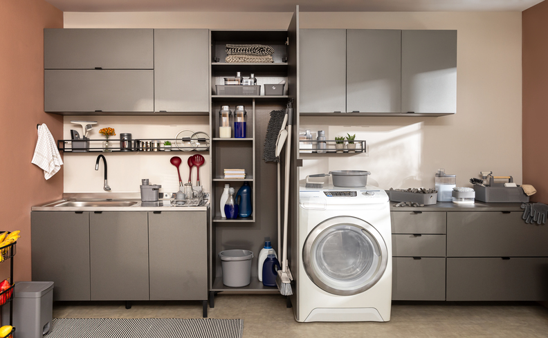 dicas para organizar lavanderia de uma maneira prática e funcional com caixas organizadoras, cestos, armários aéreos e outros itens que complementam esse ambiente.