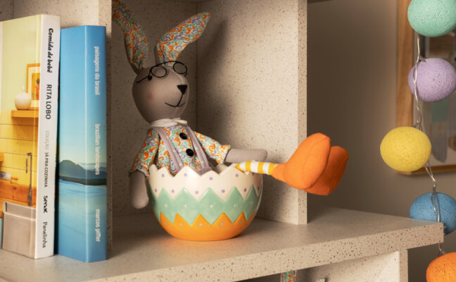 ideia para caça aos ovos de páscoa em casa, esconder os prêmios em lugares inusitados, como em uma estante com livros