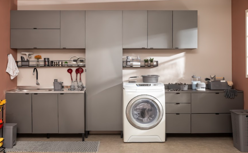 cozinha e lavanderia de apartamentos pequenos integrados. Diversos armários aéreos que vão ajudar a otimizar o espaço.