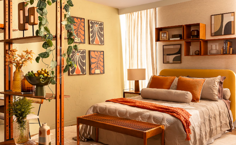 dicas para saber como decorar um apartamento pequeno no quarto, usando estantes vazadas, banco, prateleiras e outros itens que otimizam o espaço.