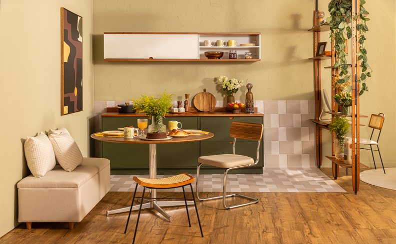mesa de jantar para apartamentos pequenos, com banco, mesa redonda e cadeiras, além de móveis aéreos para otimizar o espaço.