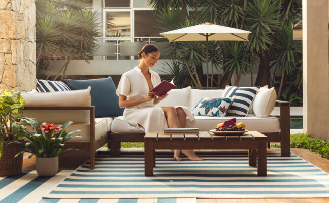 veja como transformar sua varanda e jardim com sofá, poltrona, ombrelone e outros itens