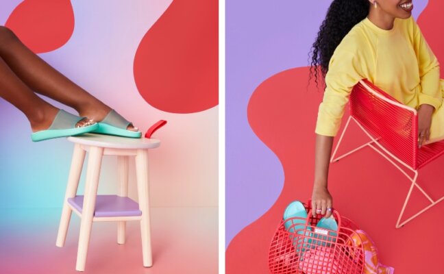 à esquerda, dois pés femininos se apoiam de chinelo em um banco de madeira. À direita, uma moça jovem está sentada na cadeira da coleção Melissa para Tok&Stok e segura uma bolsa com objetos dentro.