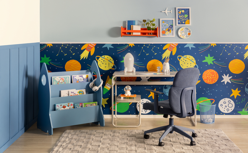 organizador de quarto infantil com móvel azul, escrivaninha, cadeira com rodizios, prateleiras e parede colorida.