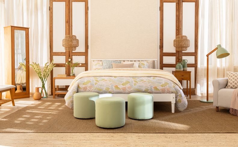 qual a maior cama king ou queen com um quarto com cama grande, puffes, armários e luminária de chão