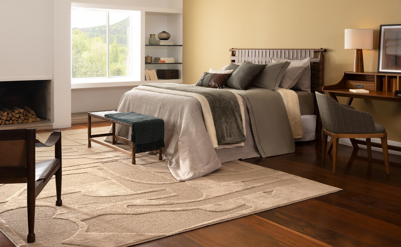 tamanho de cama de casal para um quarto grande com cama, tapete, escrivaninha, cadeira e poltrona