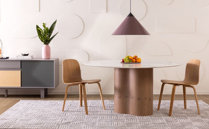 modelos de mesa de jantar com um modelo redondo, com duas cadeiras, lustre pendente, tapete branco e buffet aparador, além de espelhos e vasos de plantas decorativos.