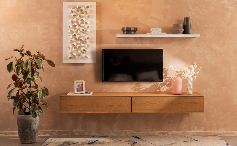 sala pequena planejada para otimizar o ambiente com painel, itens de decoração para sala pequena em tons claros e vaso com planta