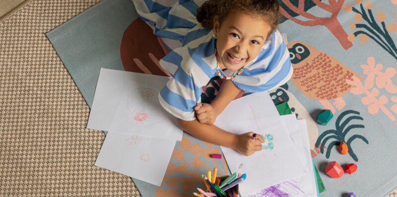 rotina para volta às aulas - Menina desenhando no chão