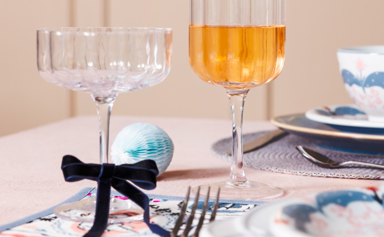 decoração de mesa da Páscoa com taças, jogo americano, talheres, pratos e adornos de páscoa