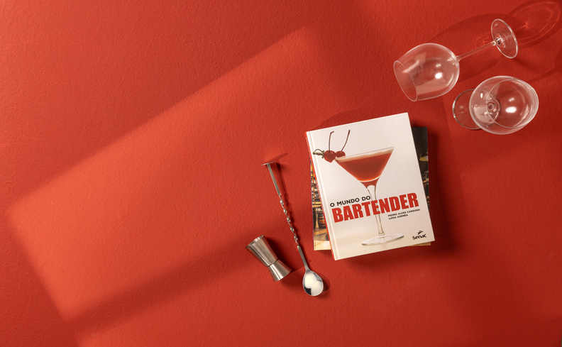 o que dar de dia dos namorados, livro de drinks, bailarina, taças e dosador