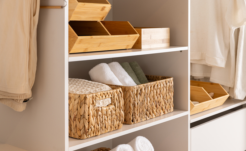 decorar um quarto pequeno de casal com caixas organizadoras de palha para segmentar os objetos de uma maneira que otimize o espaço e deixe mais prático para a rotina.