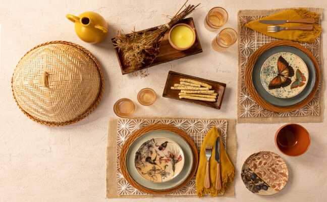 mesa posta de dia das mães no almoço, com pratos, jogo americano, talheres e diversos pratos