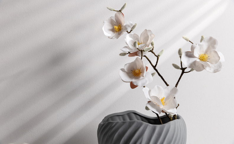 decoração de mesa dia das mães com um vaso de cerâmica e flores brancas