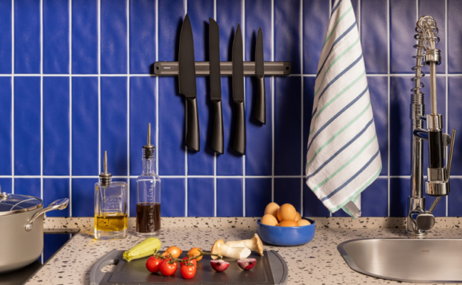Faca do chef na cozinha azul