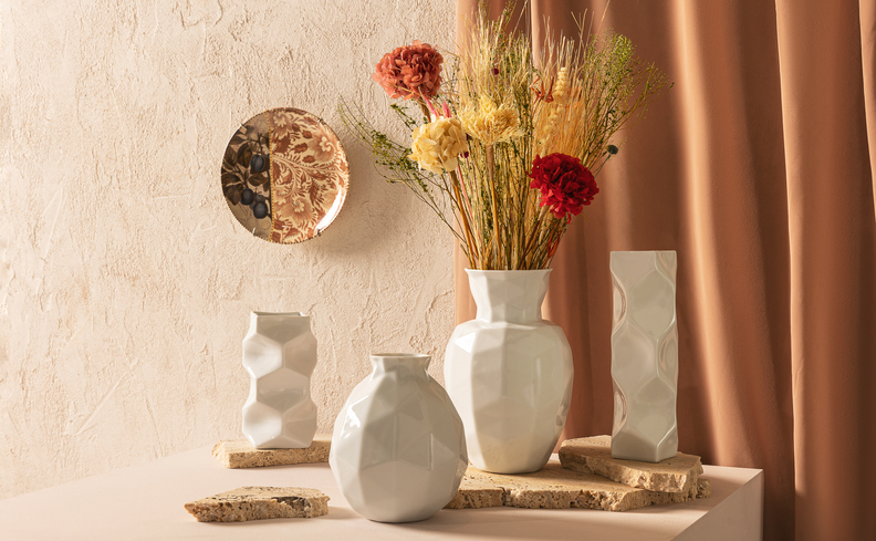 flores para o dia das mães para compor a mesa posta com vasos e flores artificiais decorativas
