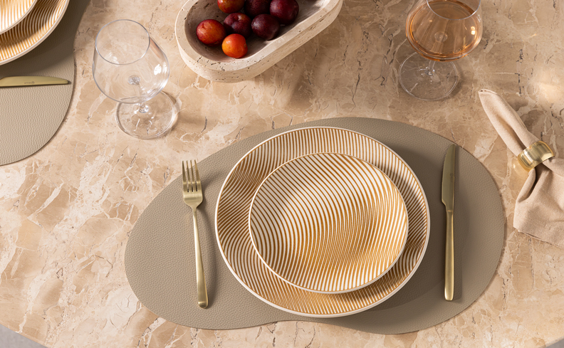 mesa posta dia das mães com pratos, jogo americano, talheres, prato raso e fundo, além de taças e guardanapo de tecido