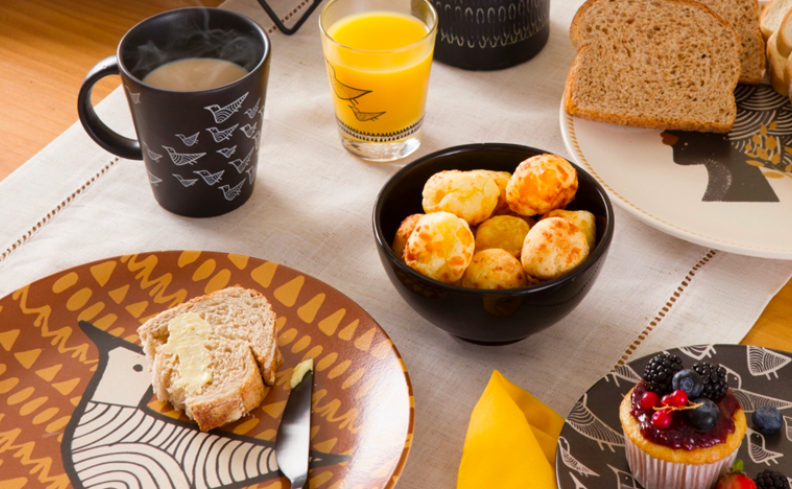 cafe da manha pao de queijo e suco de laranja