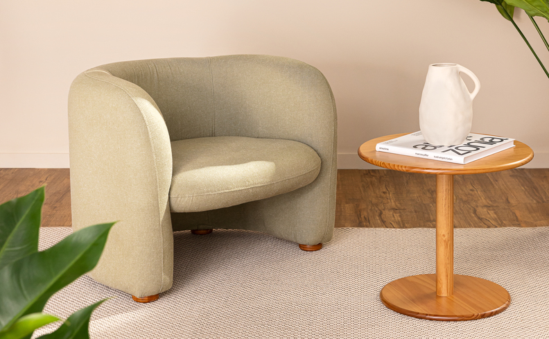ideias para cantinho da leitura com poltrona confortável, tapete, mesa de apoio, vaso e plantas