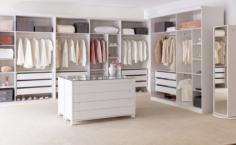 organizar o quarto em um closet aberto com as peças de roupas organizadas, o mesmo cabide para todas as peças, caixas organizadoras para segmentar cada item.