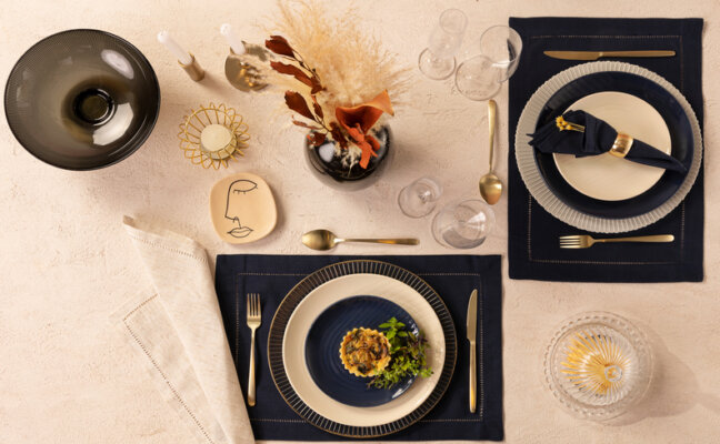 mesa posta simples com pratos, jogo americano, taças e talheres