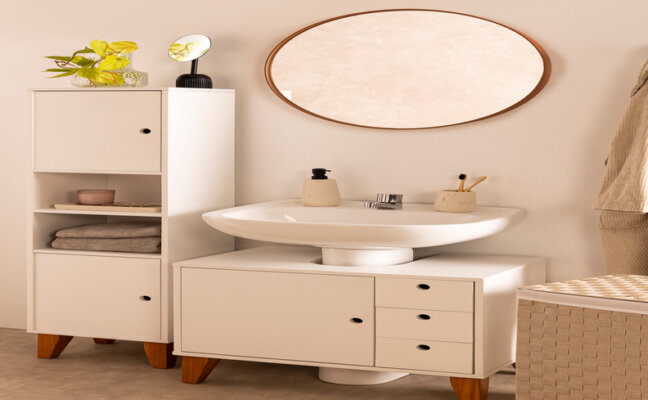 espelhos para banheiro, modelo redondo de parede, com bancada cinza, pia branca e outros itens decorativos