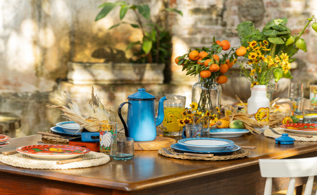 itens de mesa posta para explicar a diferença entre sousplat e jogo americano