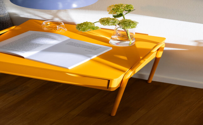 mesa de cabeceira com livro para comemorar o Dia Nacional do Livro