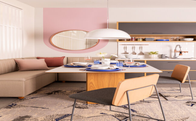 canto alemão com mesa, cadeiras, espelho e lustre