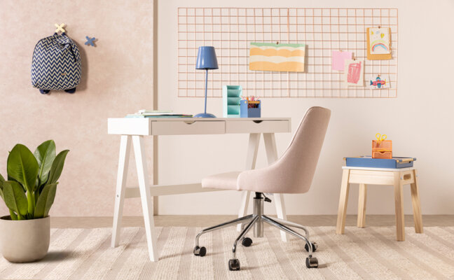 ideias de home office na sala com mesa, cadeira, vaso de planta e muito mais