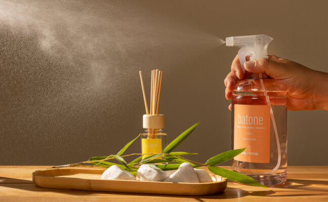 água perfumada para roupas e um difusor de ambientes