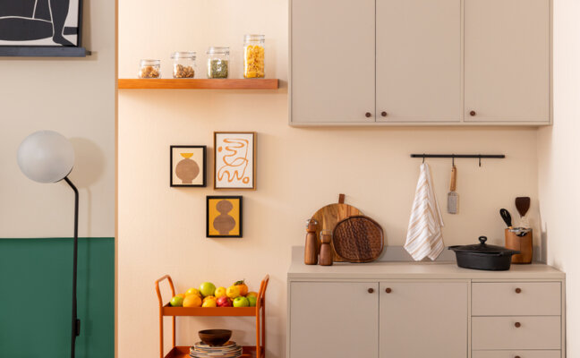 entre os móveis para cozinha pequena tem armário suspenso, prateleira e fruteira