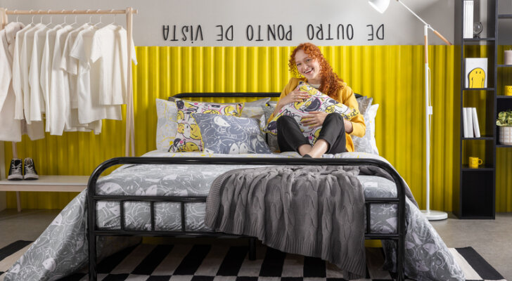 quarto decorado com a linha smiley com roupa de cama e almofada