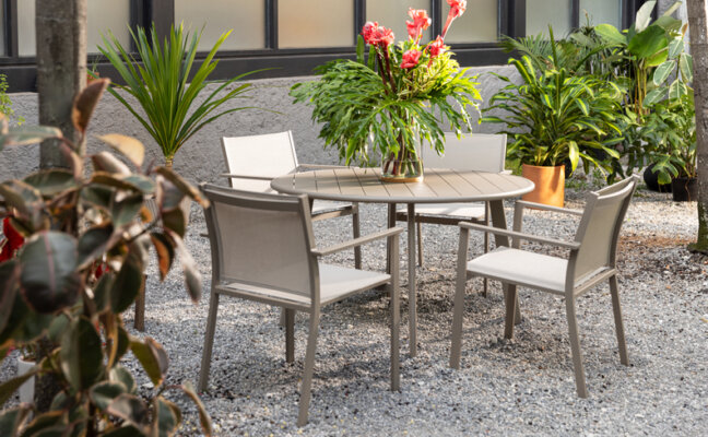 mesa para quintal pequena de aço com um jardim de pedras