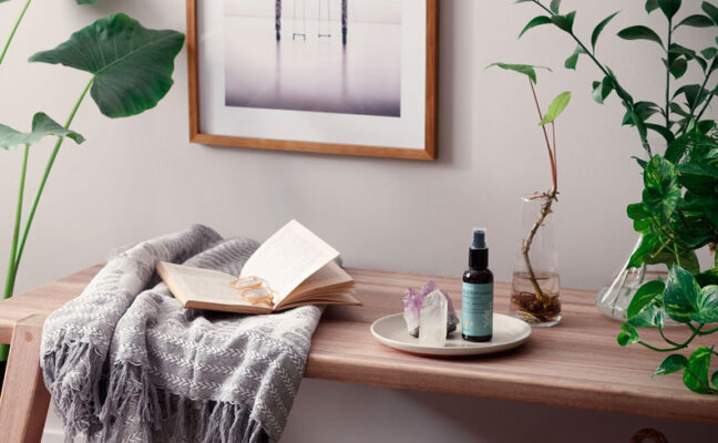 itens para aromaterapia como óleos essenciais ambientados em um cômodo