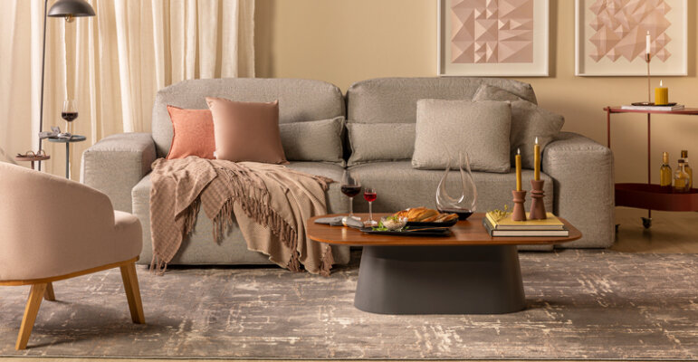 moveis para sala de estar, entre eles sofá, poltrona, mesa, entre outros itens decorativos