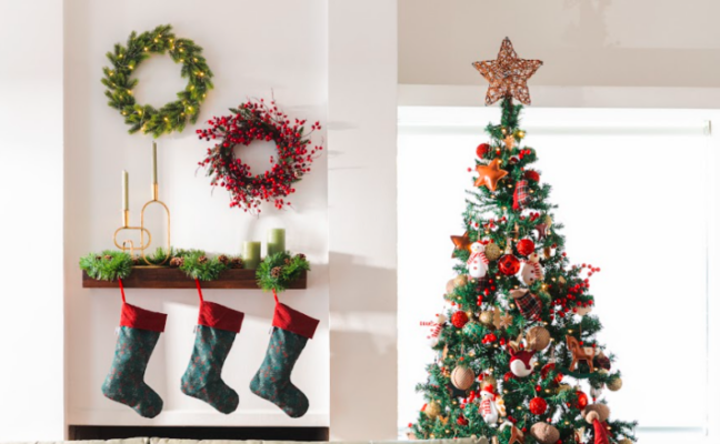 como montar árvore de natal em casa com diversos enfeites