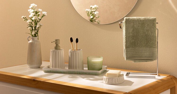 itens de decoração de banheiro como porta-escova de dente, saboneteira, vaso e porta-toalha